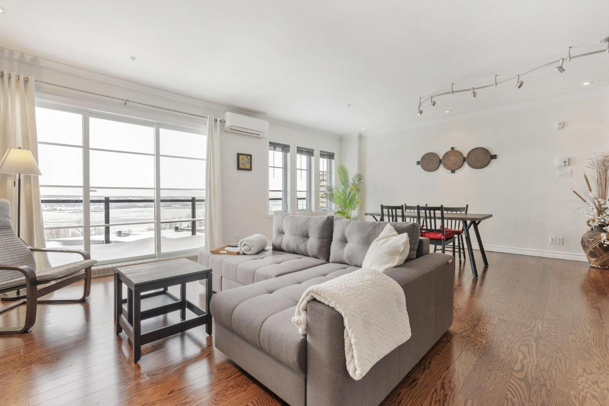 Initial / Panorama / Chutes Montmorency Apartment *