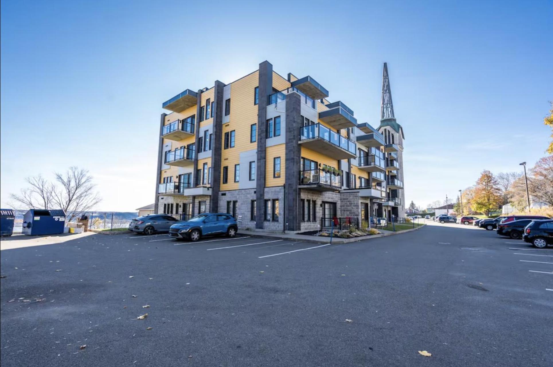 Initial / Panorama / Chutes Montmorency Apartment *